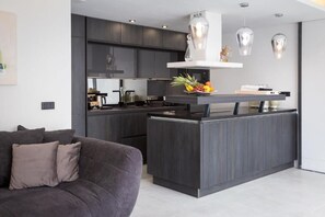 Exclusive-huvila, patio, merinäköala | Yksityinen keittiö | Jääkaappi, uuni, astianpesukone, keittoastiat/astiat/ruokailuvälineet