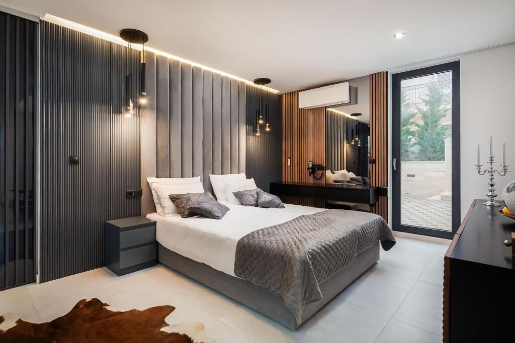 Exclusieve villa, terras, uitzicht op zee | 4 slaapkamers, een kluis op de kamer, een bureau, een laptopwerkplek
