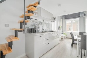 冷蔵庫、電子レンジ、コンロ、コーヒー / ティーメーカー