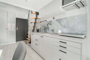 冷蔵庫、電子レンジ、コンロ、コーヒー / ティーメーカー