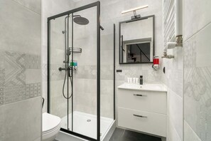 Dusche, Haartrockner, Handtücher, Shampoo