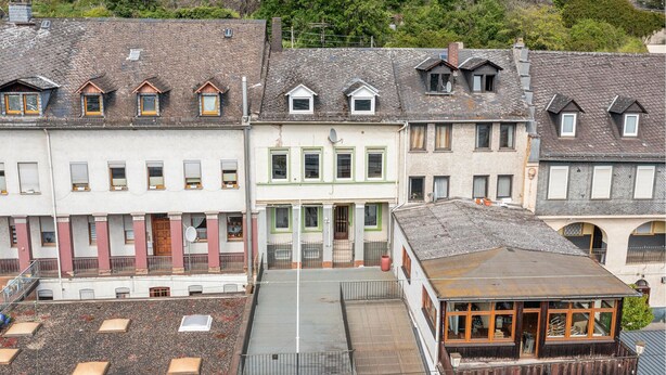 A row of terraced houses with multiple windows, a central door, and a small balcony area. - 1 bedroom nice apartment in Kaub (Kaub)