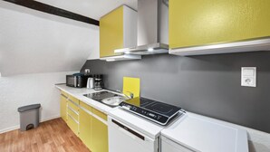 A compact kitchen with a microwave, coffee maker, and a stove. - 1 bedroom nice apartment in Kaub (Kaub)