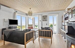 Een televisie en een open haard