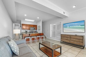 Senior House, 3 Bedrooms, Pool Access, Lagoon View | Living room