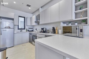 Appartement | Cuisine privée | Réfrigérateur, micro-ondes, four, plaque de cuisson