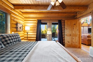 4 makuuhuonetta, työpöytä, silitysrauta/-lauta, vauvan matkasänky