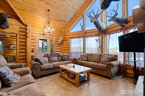 Televisio, takka, pöytätennispöytä