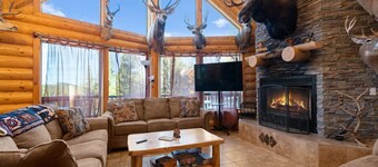 Trophy Room Retreat - Large Lodge Sleeps up to 15