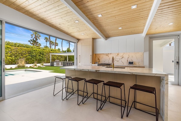 Interior - Desert Willow-Iconic Butterfly Alexander (Palm Springs)