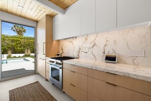 Fridge, microwave, oven, stovetop - Desert Willow-Iconic Butterfly Alexander (Palm Springs)