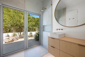 Shower, hair dryer, towels - Desert Willow-Iconic Butterfly Alexander (Palm Springs)