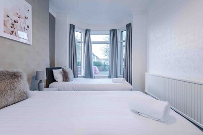 Comfy Four Bedroom House with parking