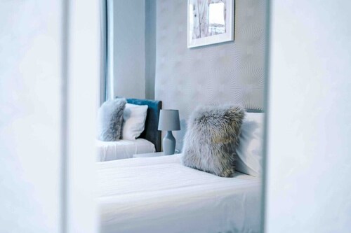 Comfy Four Bedroom House with parking