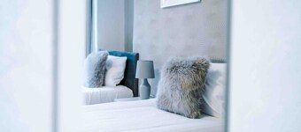 Comfy Four Bedroom House with parking