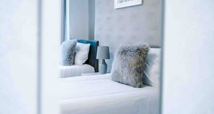 Comfy Four Bedroom House with parking