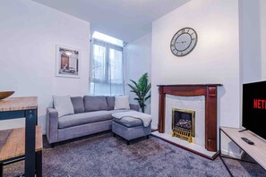 Lemari es besar, microwave, oven, dan kompor