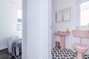 Pancuran hujan, pengering rambut,  dan handuk