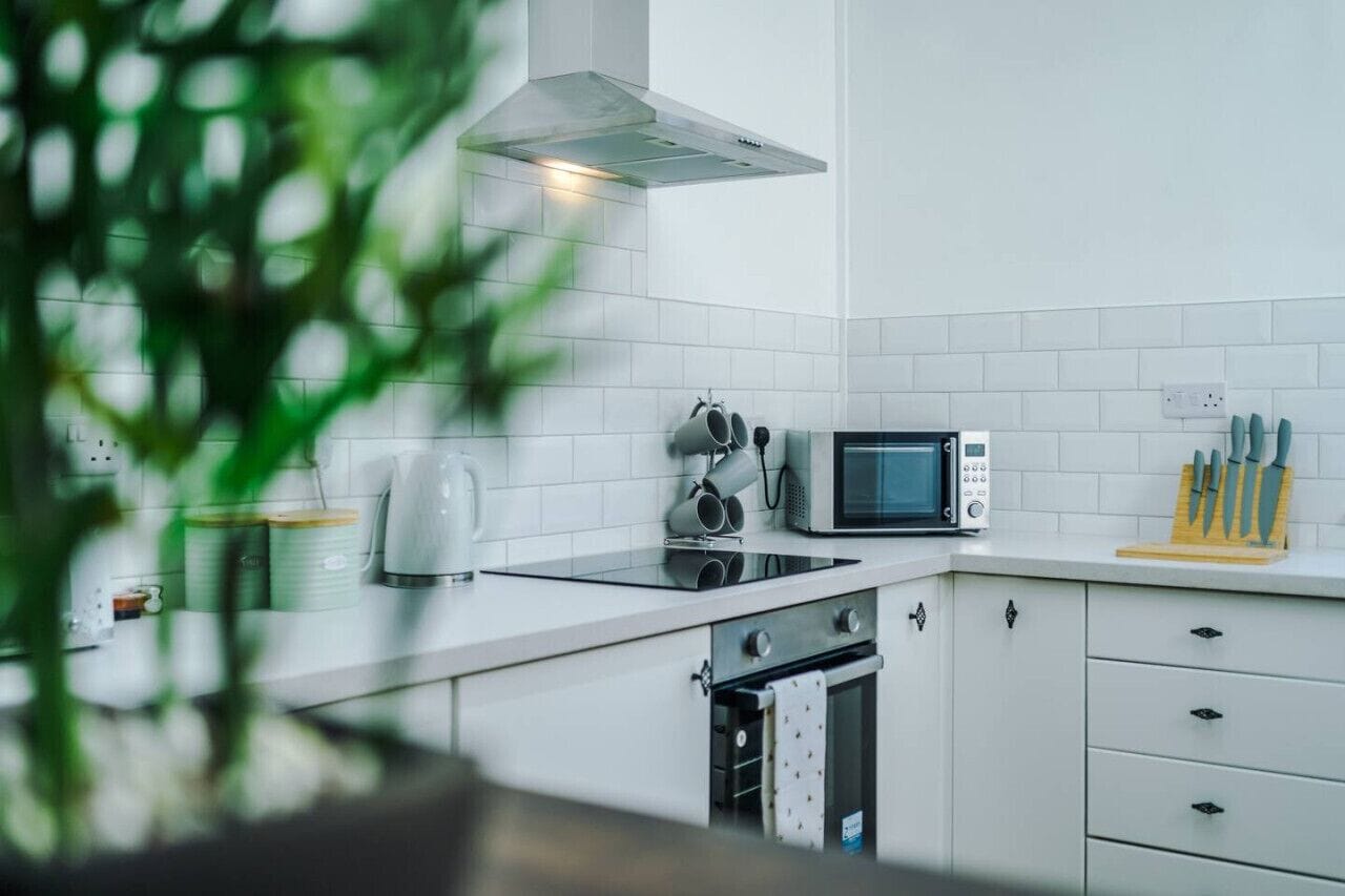 Lemari es besar, microwave, oven, dan kompor