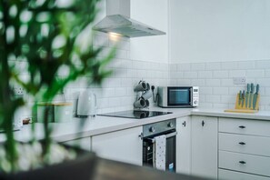 大冰箱、微波炉、烤箱、炉灶