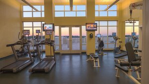 Ein Fitnessstudio mit Laufbändern, Ergometer und Krafttrainingsgeräten.