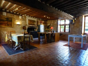 Dining - Demeure Authentique du XVème siècle au calme. (Saint-Longis)