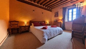 4 Schlafzimmer, Schreibtisch, Bügeleisen/Bügelbrett, Reisekinderbett