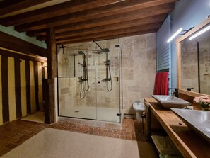 Ducha, secador de pelo, bidé y toallas