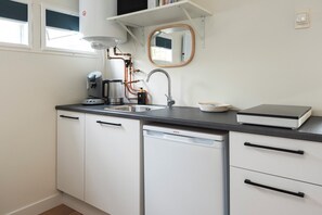 Frigorífico, microondas, placa de cocina y cafetera o tetera