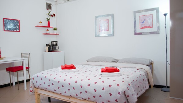 Studio | 1 bedroom, free WiFi, bed sheets - 1 Bed-sleeps 2-aircon-town Centre-free Parking (Montagnana)