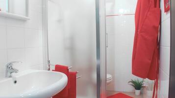 Studio | Kamar mandi | Shower dan handuk