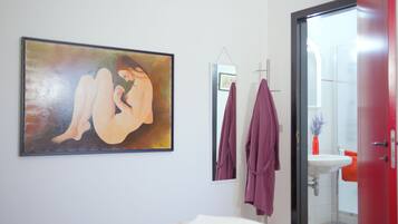 Studio | Bathroom | Shower, towels
