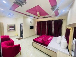 Chambre Double Deluxe | 1 chambre, chambres insonorisées, fer et planche à repasser