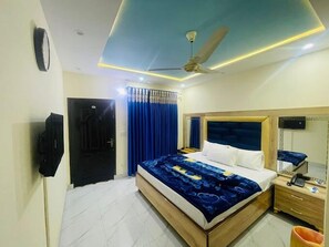 Deluxe Double Room | Soundproofing, iron/ironing board, free WiFi - Hotel New Royal Palace (Lahore)