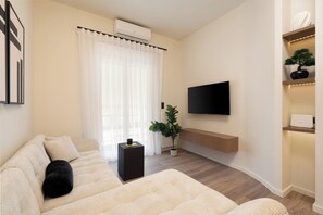 Luksusleilighet, kjøkken | Oppholdsområde | En 50-tommers smart-TV med kabel-kanaler