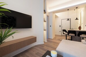 Leilighet – deluxe, byutsikt | Oppholdsområde | En 50-tommers smart-TV med kabel-kanaler