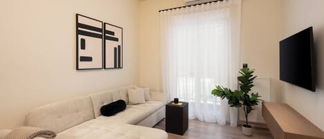 Luxury-Apartment, Küche | Wohnbereich | 50-Zoll-Smart-TV mit Kabelempfang