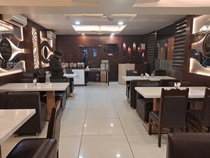 Family dining - Hotel Vitthal Prayagraj (Prayagraj)