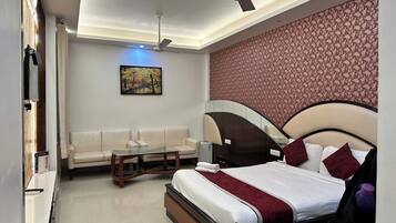 Laptop workspace, soundproofing, free WiFi, bed sheets