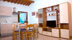 Apartment | Private kitchen | Fridge, microwave, oven, stovetop - 1 Bed-sleeps 4-town Centre-free Parking-aircon (Montagnana)
