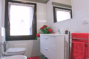 Apartment | Bathroom - 1 Bed-sleeps 4-town Centre-free Parking-aircon (Montagnana)