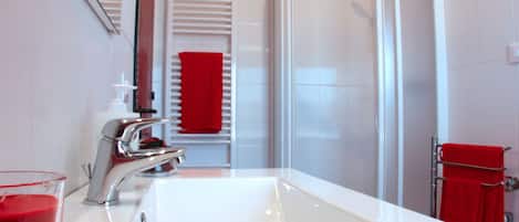 Apartment | Bathroom | Shower, towels, toilet paper