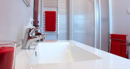 1 Bed-sleeps 4-town Centre-free Parking-aircon