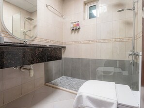 Dusche, Bidet, Handtücher, Seife