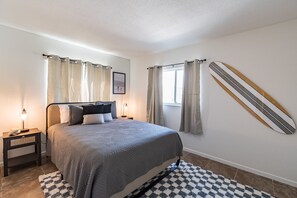 2 bedrooms, iron/ironing board, WiFi, bed sheets - Modern condo with community pool (Cape Canaveral)