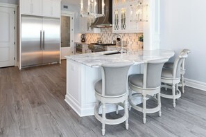 Kjøleskap, mikrobølgeovn, ovn og kokeplater