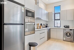 Departamento | Cocina privada | Refrigerador, microondas, horno y parrilla de estufa 