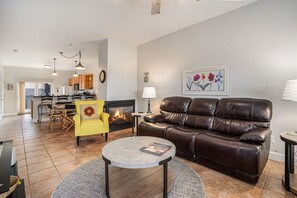 TV, caminetto, lettore DVD