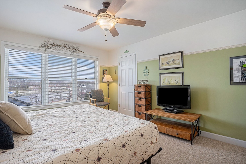 Two Birds One Stone Brand New Luxe Condo in Downtown SoHa River