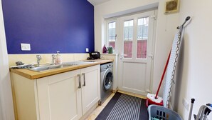 House | Private kitchen | Fridge, microwave, oven, stovetop - 5-bedroom Home - Sleeps 16 - Ideal for Groups (Doncaster)